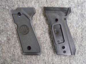 画像1: マルイ Ｍ９２/Ｍ９Ａ１対応 ロゴ入りグリップ (1)