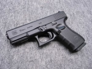 画像1: （１８歳以上用）マルイ ガスブローバックガン ＧＬＯＣＫ１９ Ｇｅｎ.４ (1)